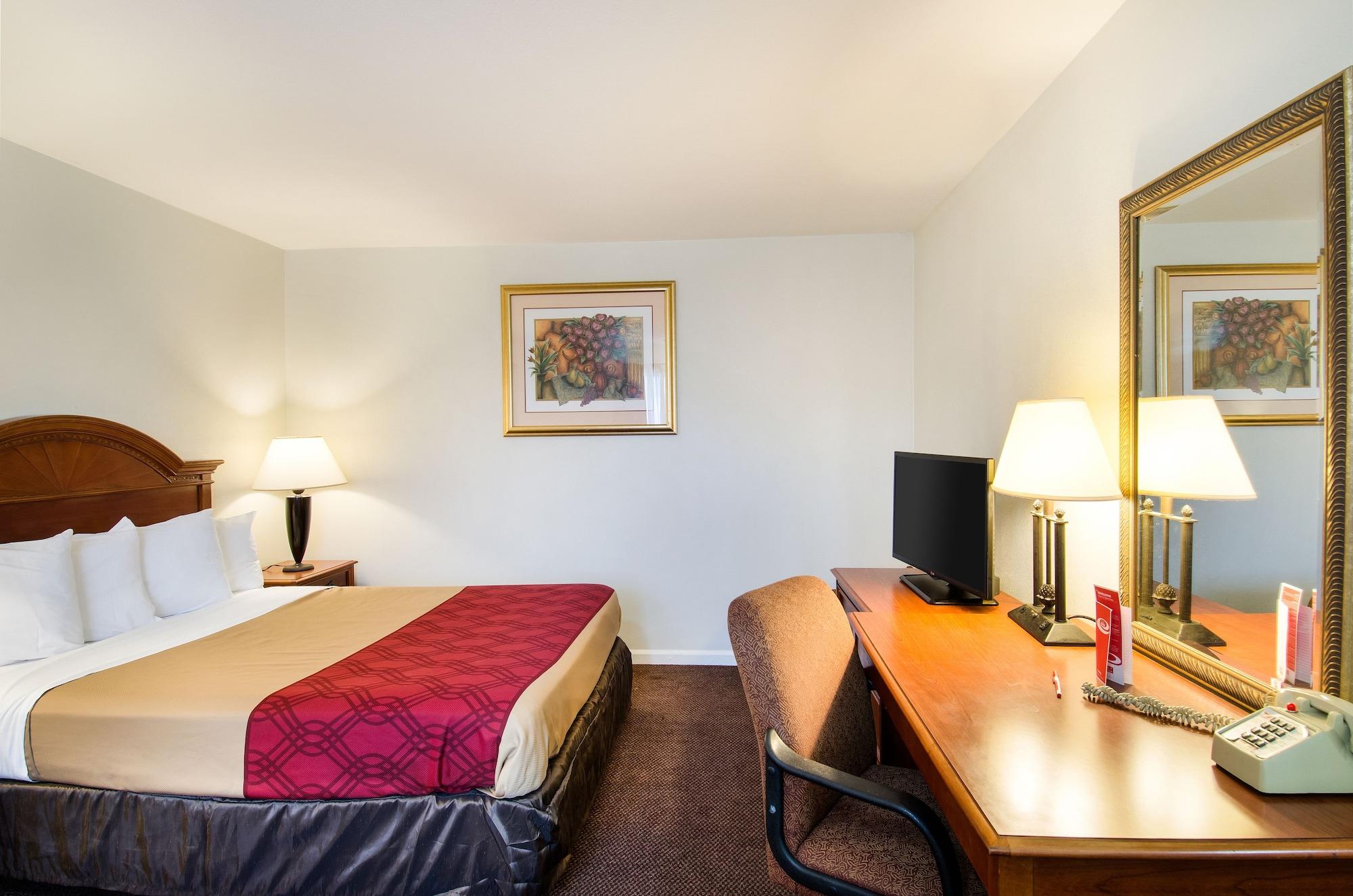 Econo Lodge Inn & Suites Northborough Exterior photo