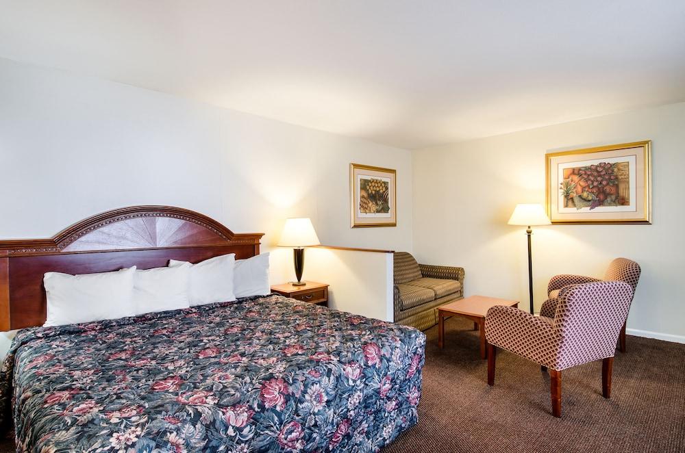 Econo Lodge Inn & Suites Northborough Exterior photo