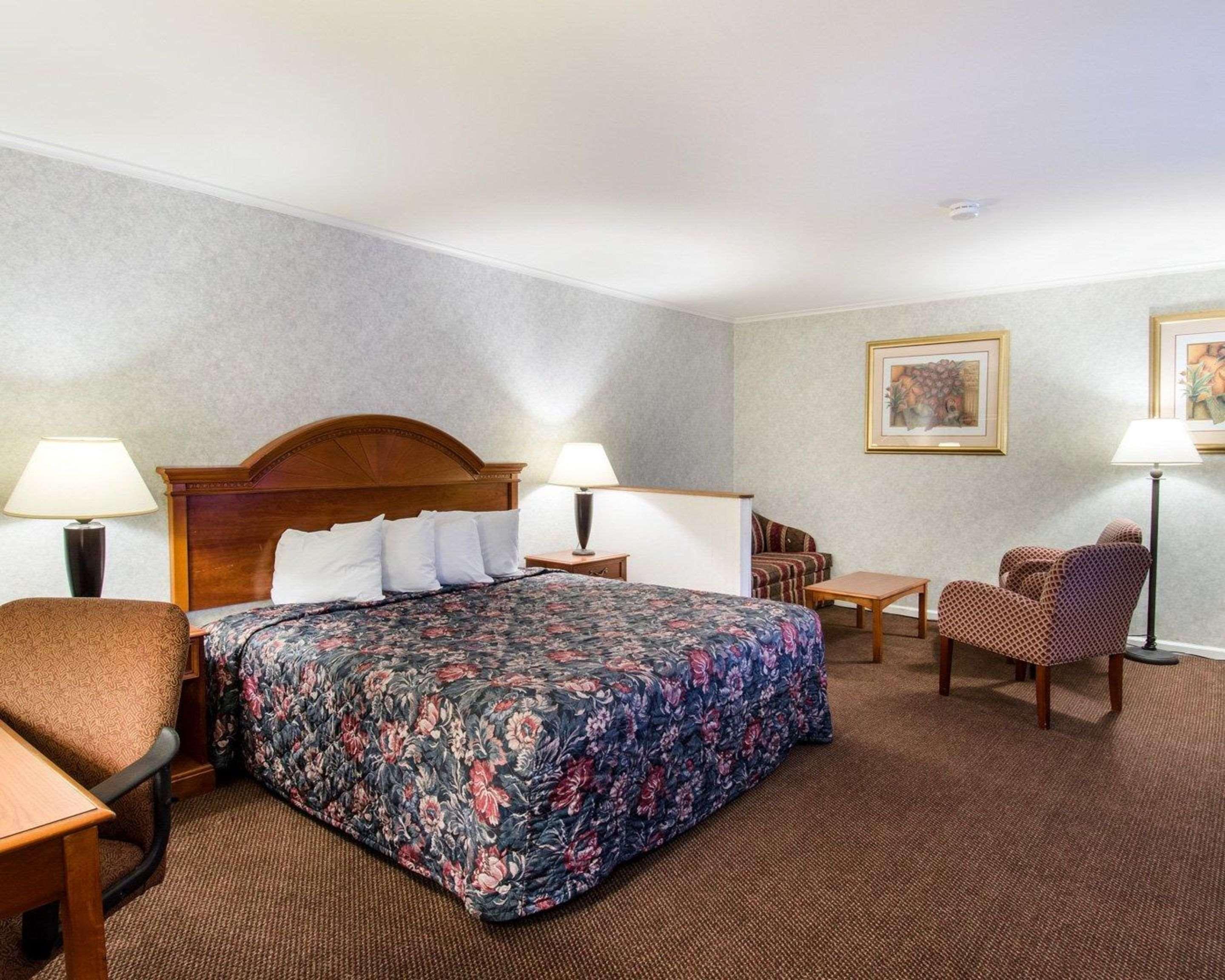 Econo Lodge Inn & Suites Northborough Exterior photo