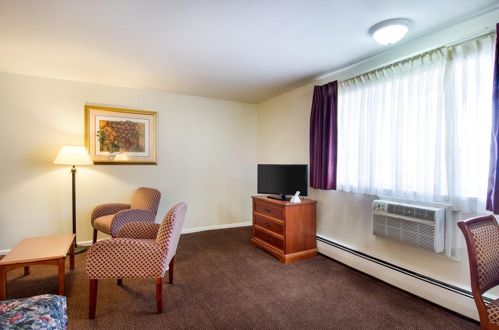 Econo Lodge Inn & Suites Northborough Exterior photo