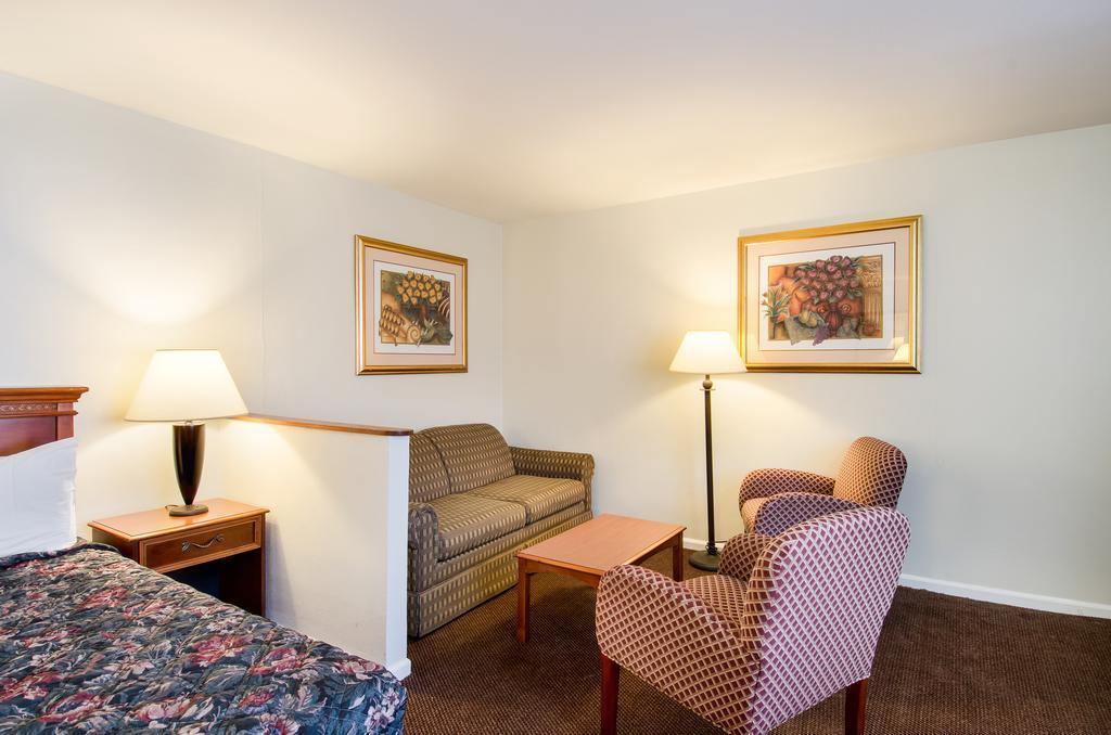 Econo Lodge Inn & Suites Northborough Exterior photo