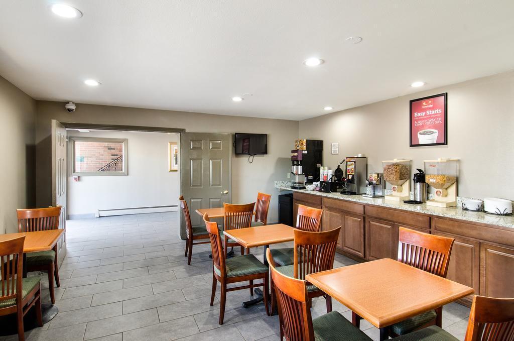 Econo Lodge Inn & Suites Northborough Exterior photo