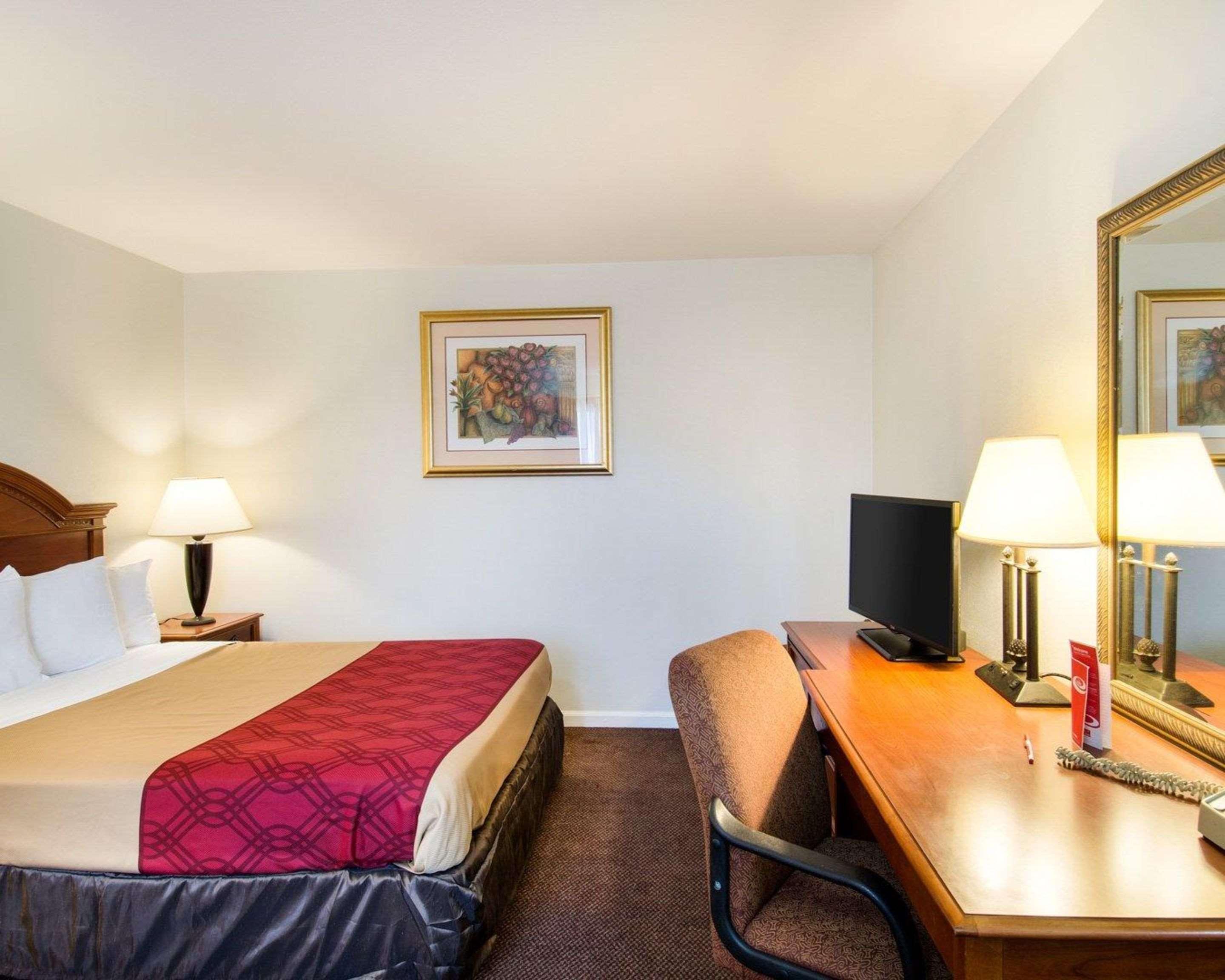 Econo Lodge Inn & Suites Northborough Exterior photo