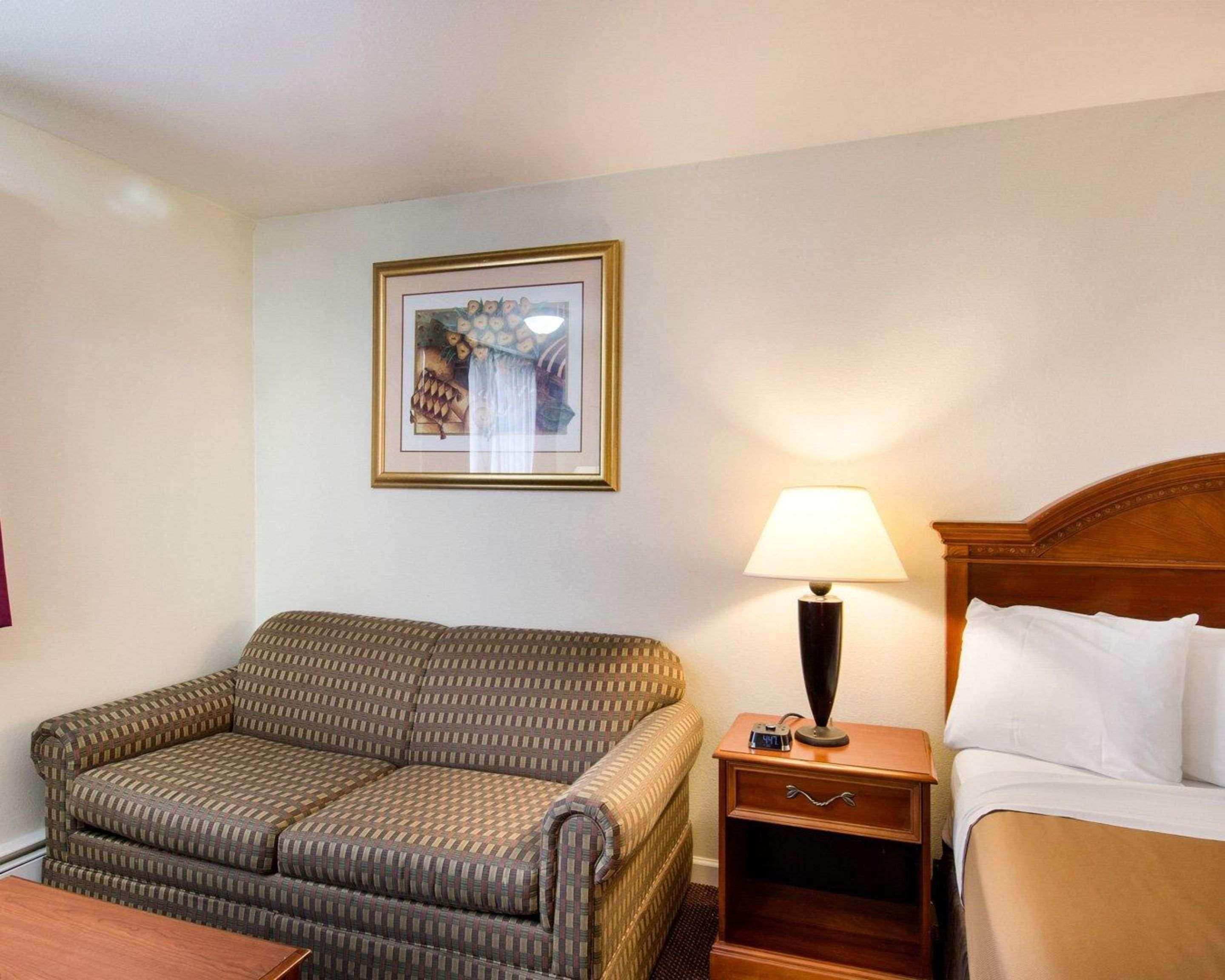 Econo Lodge Inn & Suites Northborough Exterior photo