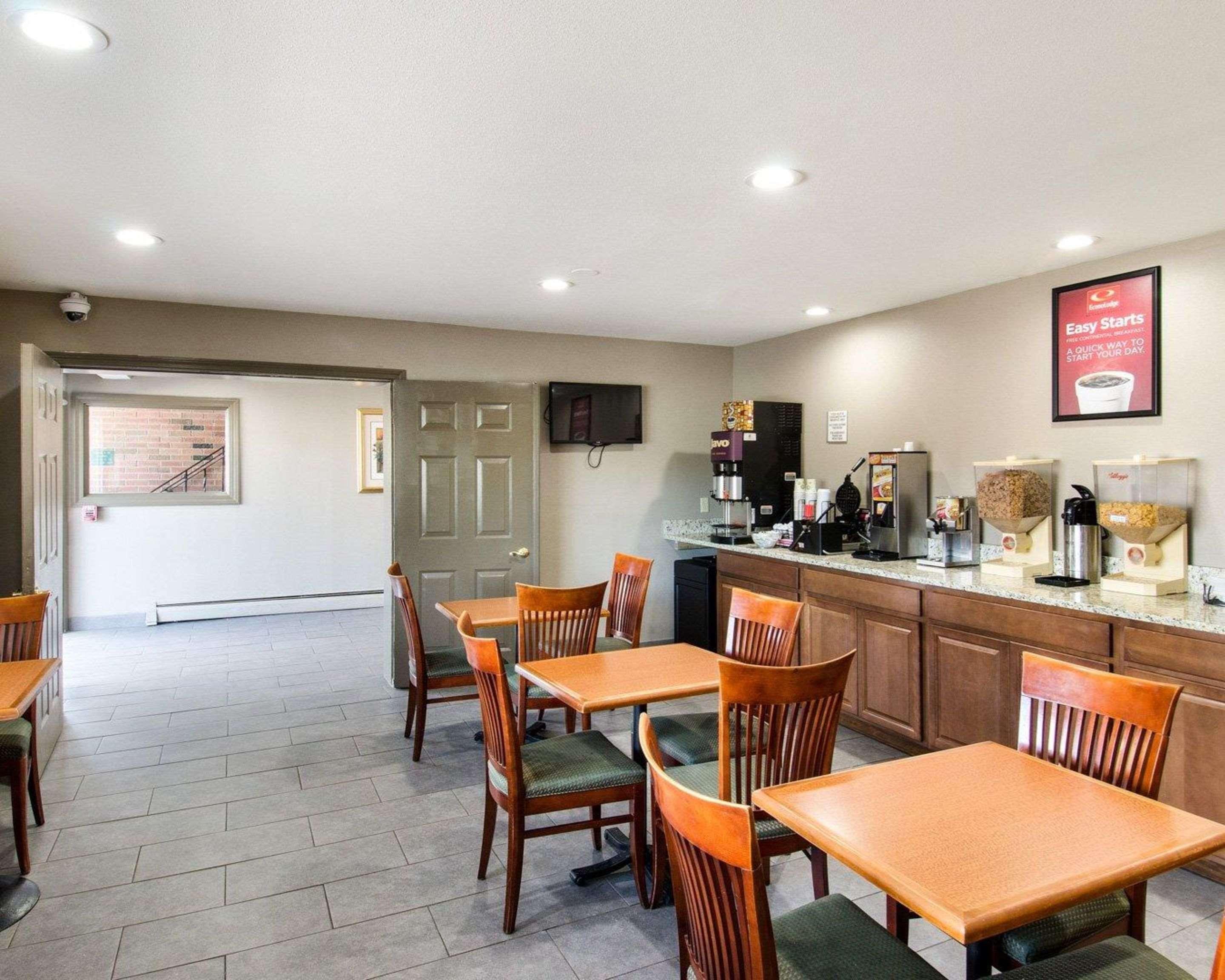 Econo Lodge Inn & Suites Northborough Exterior photo