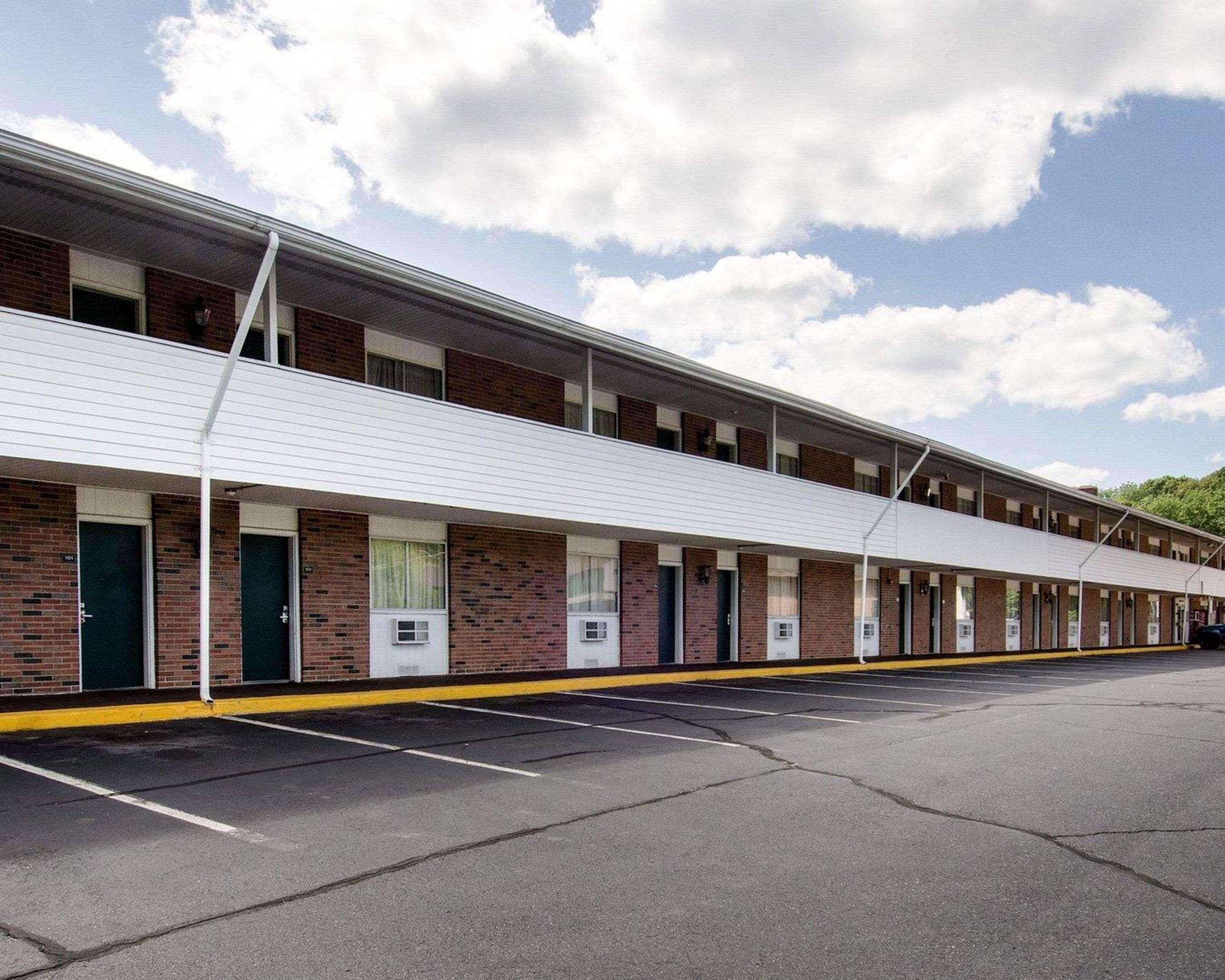 Econo Lodge Inn & Suites Northborough Exterior photo
