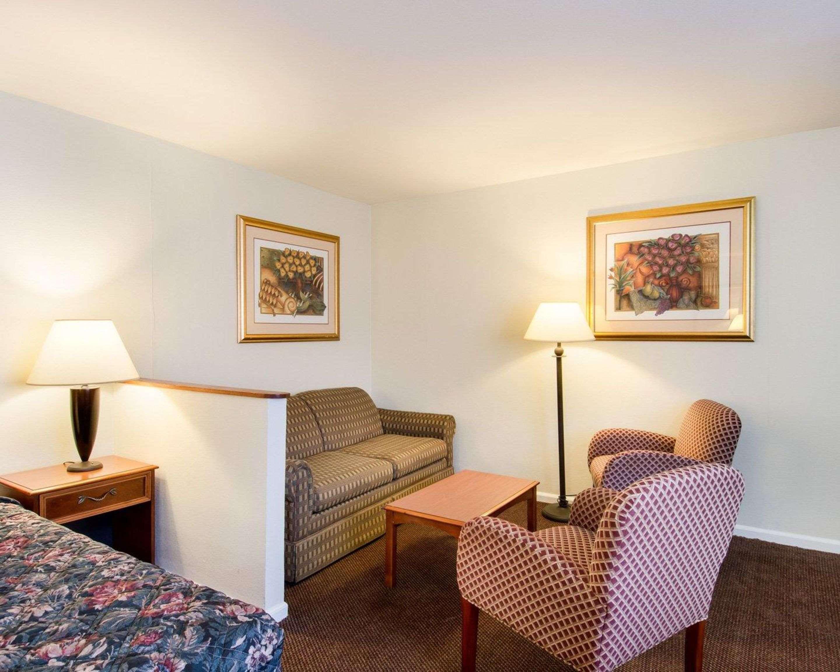 Econo Lodge Inn & Suites Northborough Exterior photo
